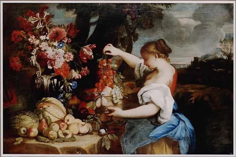 Giovane donna con un'esposizione di fiori e frutta in un paesaggio